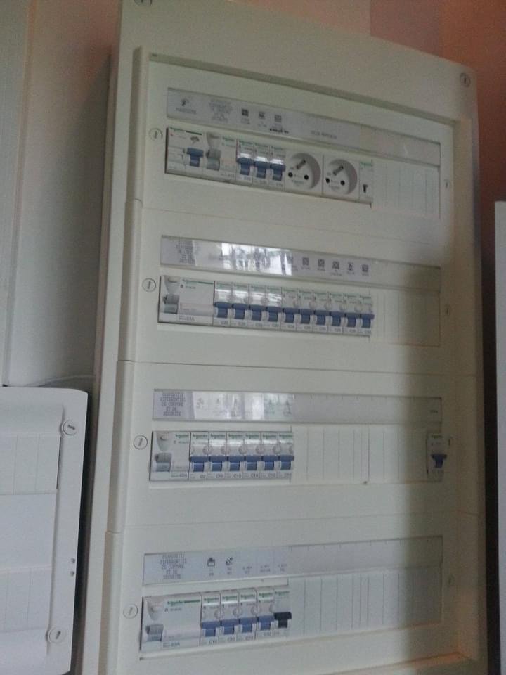 Installation électrique pour enseigne de distribution — réalisation HE2M à Libourne