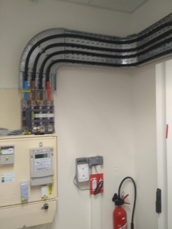 Installation électrique pour enseigne de distribution — réalisation HE2M à Libourne