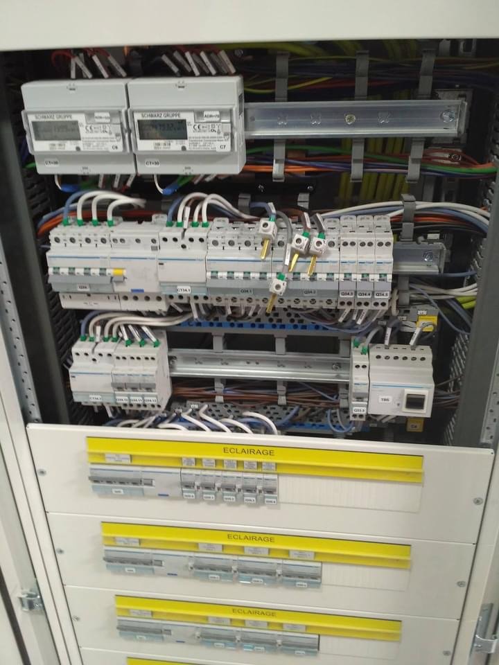 Installation électrique pour enseigne de distribution — réalisation HE2M à Libourne