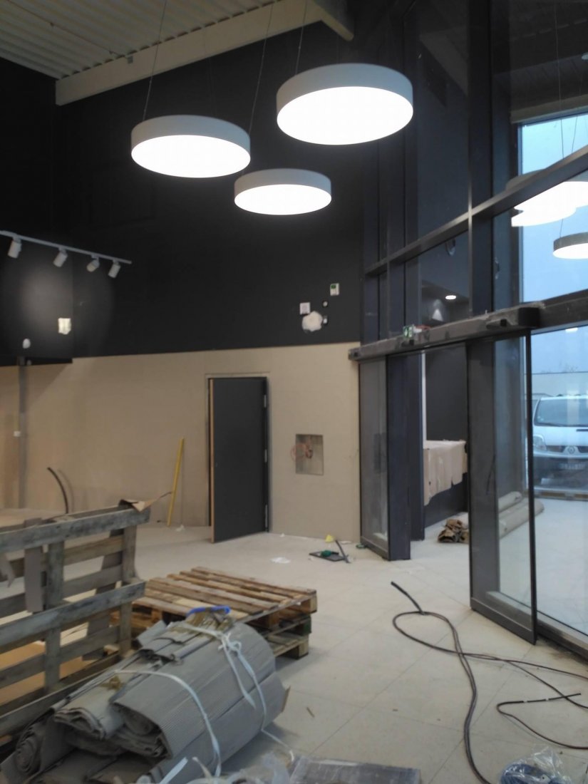 Installation électrique pour enseigne de distribution — réalisation HE2M à Libourne