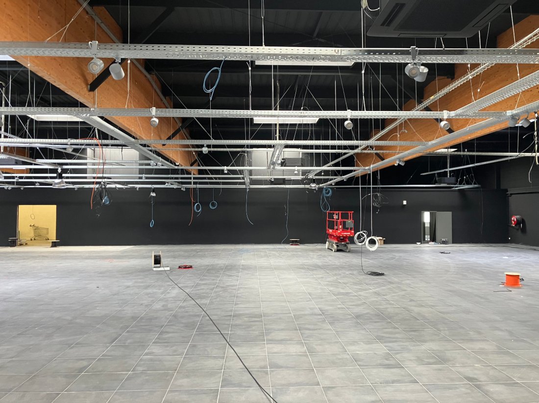 Installation électrique pour enseigne de distribution — réalisation HE2M à Libourne
